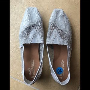Toms slip on flats.  women’s light gray fabric  lace shoes. NWT